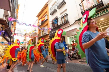 Moraira pone fin a sus fiestas con las cabalgata de disfraces