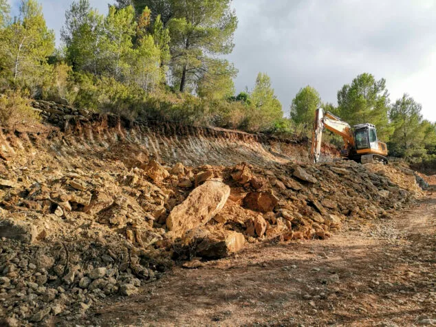 Imagen: Obras y maquinaria pesada efectuando trabajos sin licencia sobre la Muntanya Llarga de Llíber