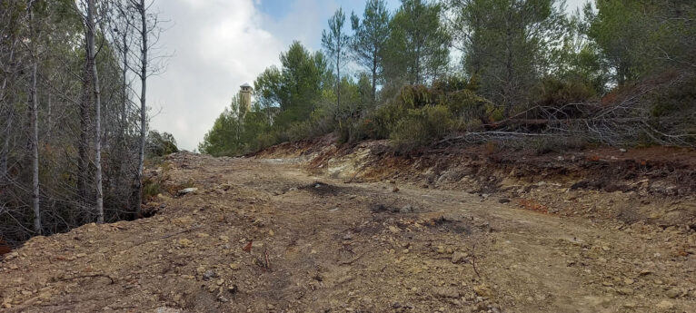 Obras y maquinaria sobre la Muntanya Llarga de Llíber 03