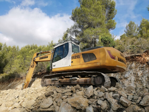 obras y maquinaria sobre la muntanya llarga de lliber 04