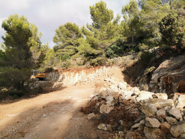 obras y maquinaria sobre la muntanya llarga de lliber 05