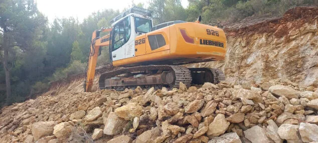 obras y maquinaria sobre la muntanya llarga de lliber 06