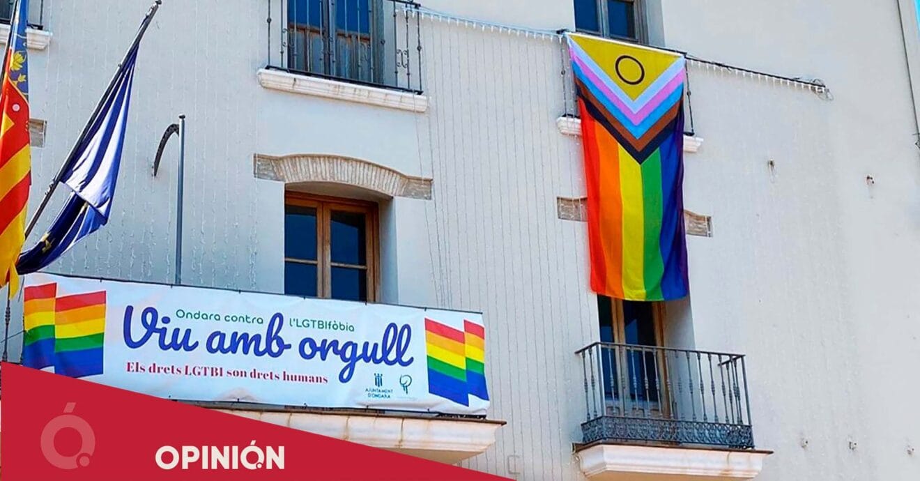Opinión fachada del ayuntamiento de Ondara durante las celebraciones del Orgullo