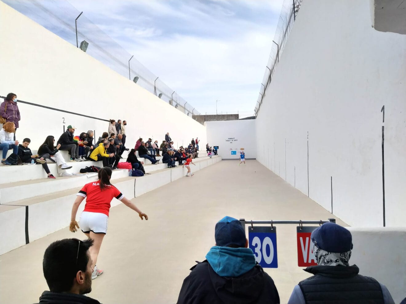 Partida de pilota en el Trinquet Xiquet de Gata de Gorgos