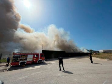 Policía Local del Verger y los bomberos en el incendio