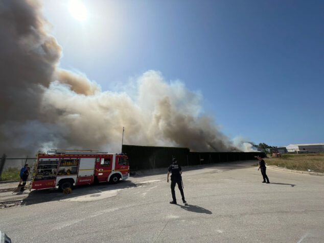 policia local del verger y los bomberos en el incendio