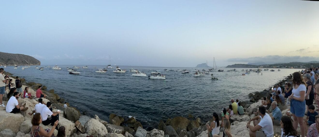 Procesión por mar en la bahía de Moraira en honor a la Virgen del Carmen, patrona de los marineros