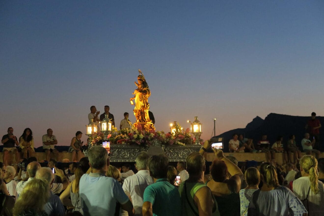 Público en la procesión de la Virgen del Carmen de Calp