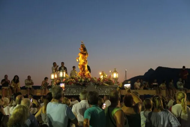 Programa de fiestas de la Virgen del Carmen 2026 de Calp 3 Imagen: Público en la procesión de la Virgen del Carmen de Calp