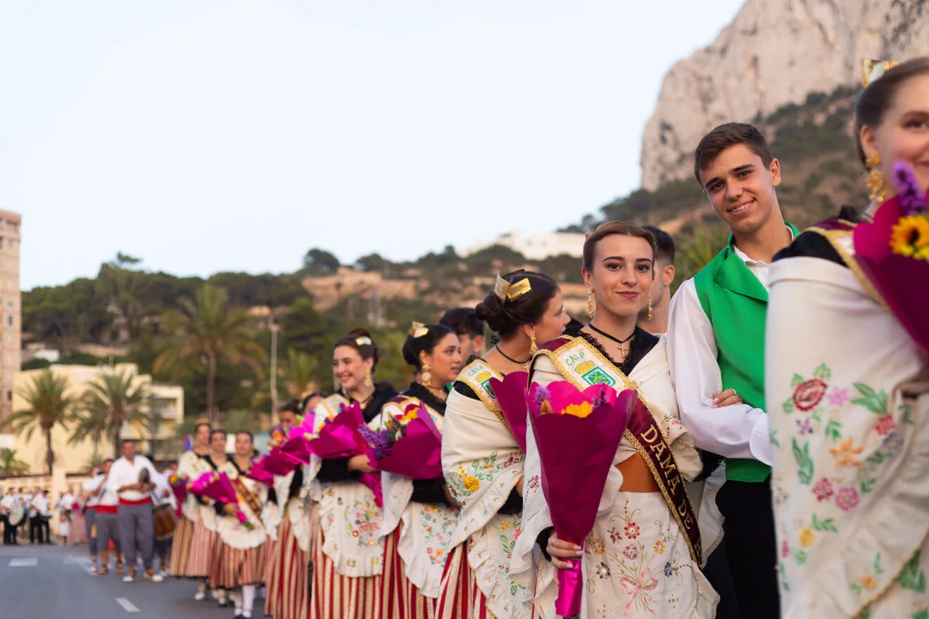 Reinas, Damas de Honor y festeros de las fiestas patronales de Calp en la ofrenda a la Virgen del Carmen
