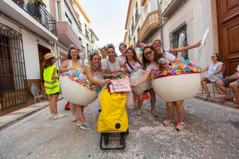 Segundo premio de los grupos a pie del desfile de carrozas de Gata de Gorgos