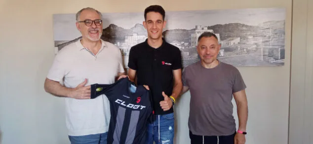 Imagem: Sergi Ferrús, prefeito de Pedreguer, Joel Noguera Calle, atleta local de ciclismo-MTB, e José Vicente Cabrera, vereador de Esportes