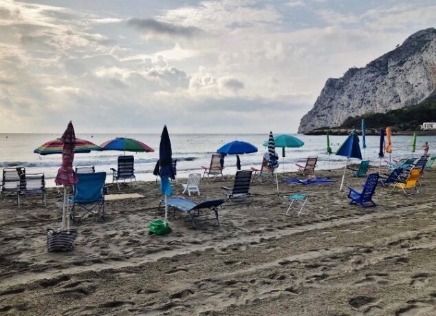 Imagen: Sombrillas y hamacas instaladas en una playa de Calp