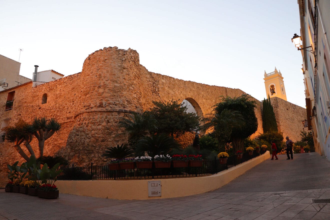 Torreó de la Peça y las murallas mientras anochece en Calp