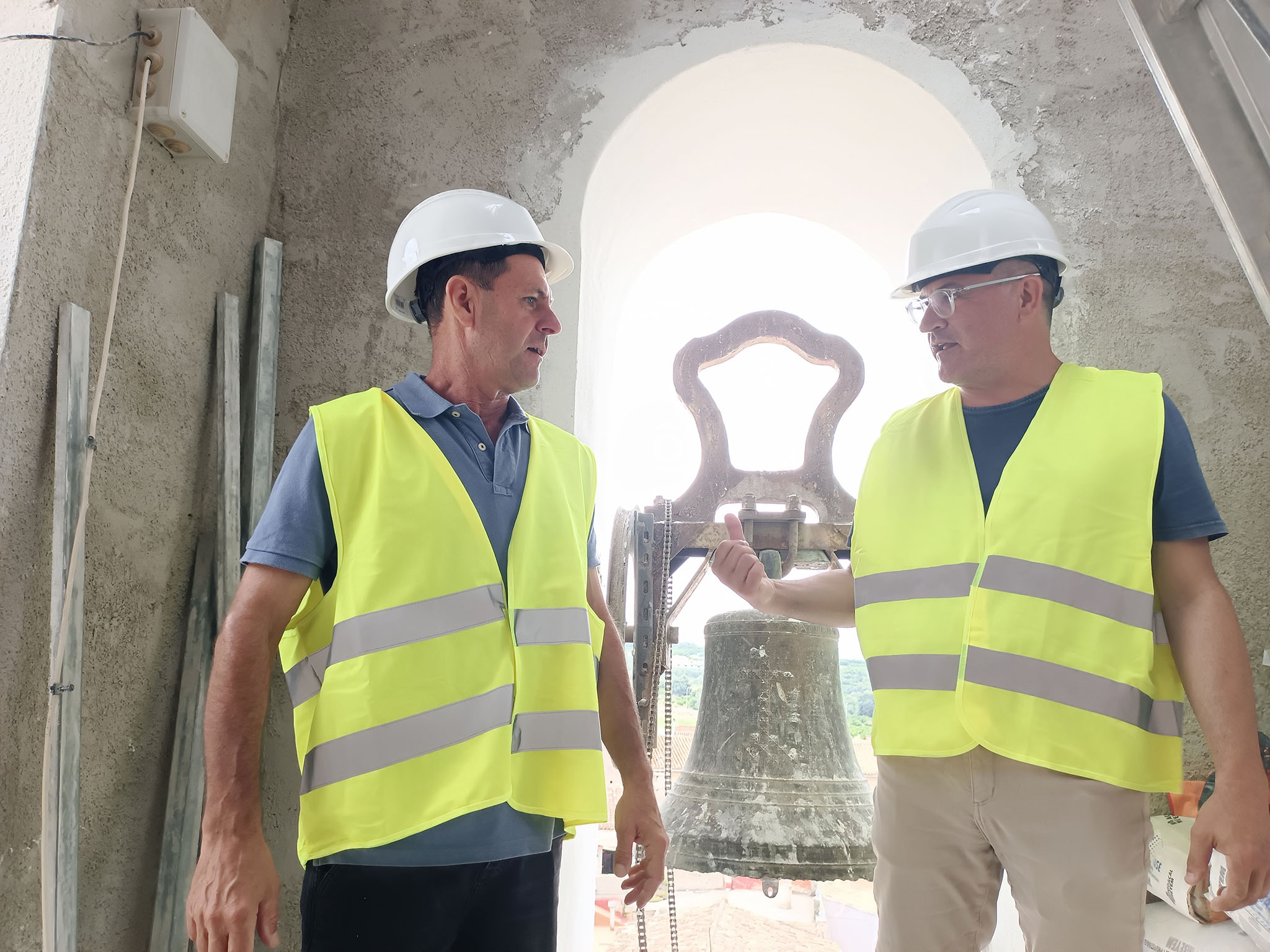 trabajos en el campanario de la iglesia parroquial de santa ana en sanet i negrals