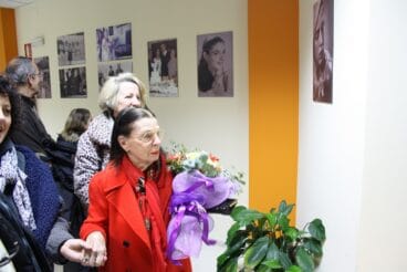 Trini Reyes en la inauguración de su muestra en el Centro Social de Ondara