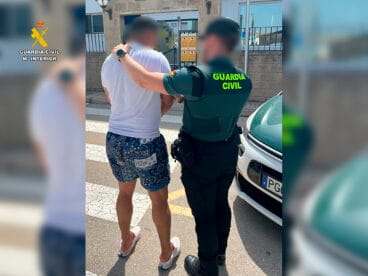 uno de los detenidos en calp buscado por robo
