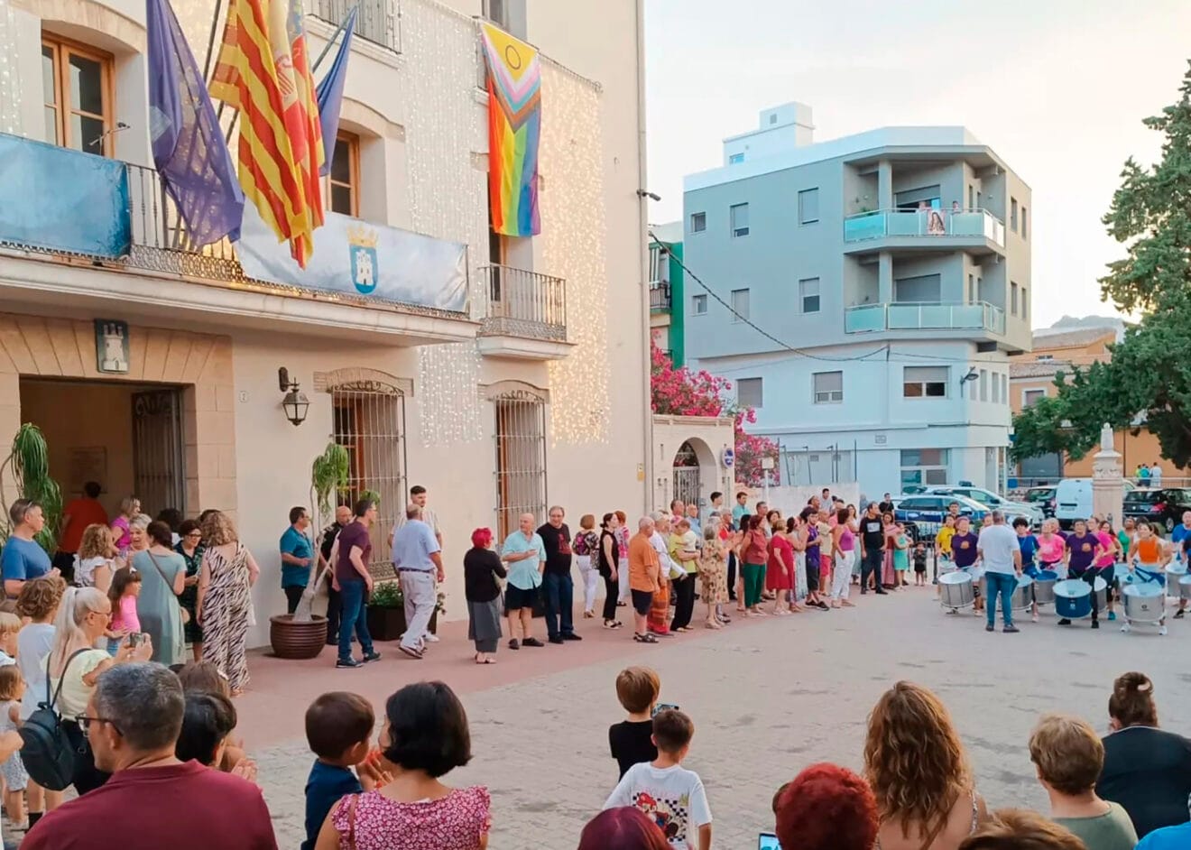 Vecinos de Ondara frente al Ayuntamiento en la concentración