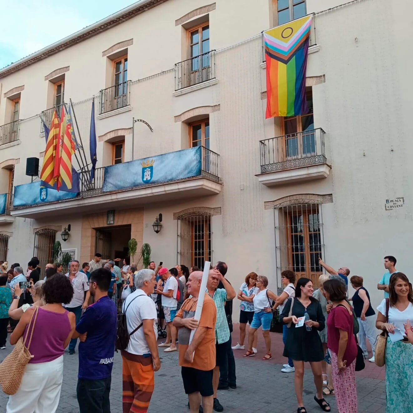 Vecinos y vecinas de Ondara contra el ataque homófobo