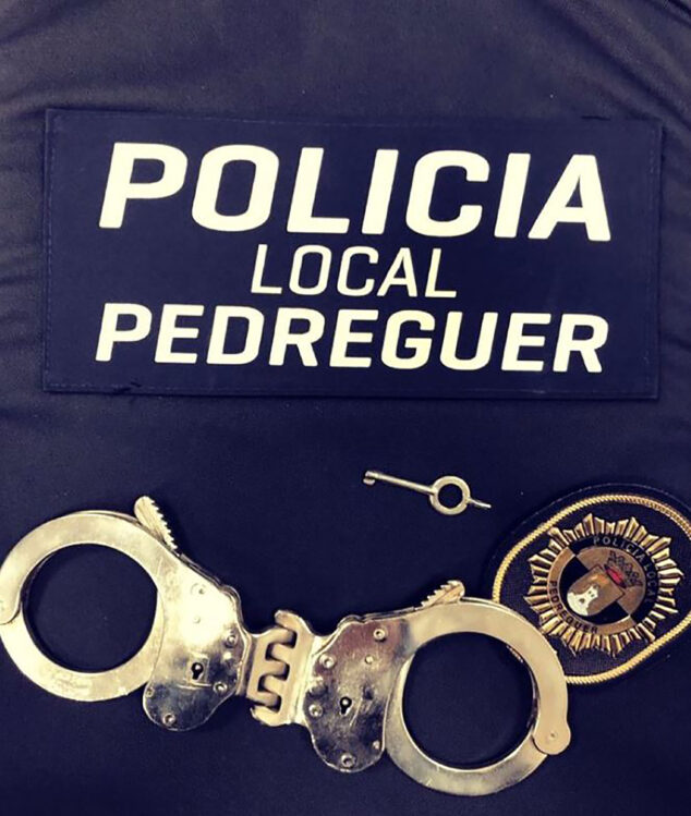 Imagen: Vestimenta de la Policía Local de Pedreguer