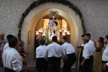 Virgen de los Desamparados en la salida para la procesión de las fiestas de Moraira – Ajuntament de Teulada