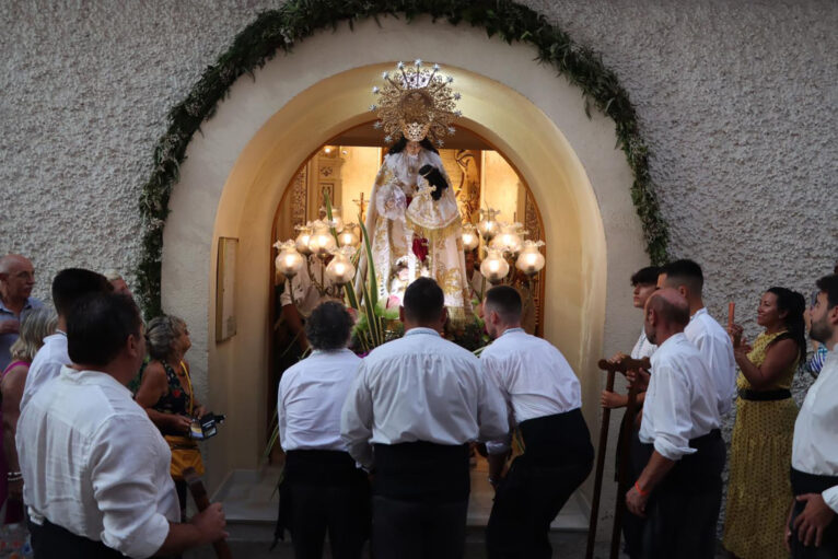 Virgen de los Desamparados en la salida para la procesión de las fiestas de Moraira - Ajuntament de Teulada