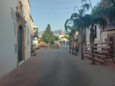 Vista de las barreras a lo largo de la plaça del Convent de Ondara