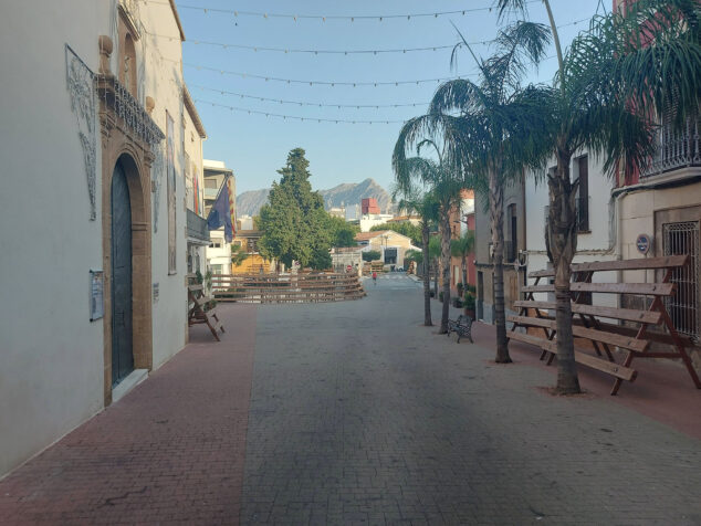 Imagen: Vista de las barreras a lo largo de la plaça del Convent de Ondara