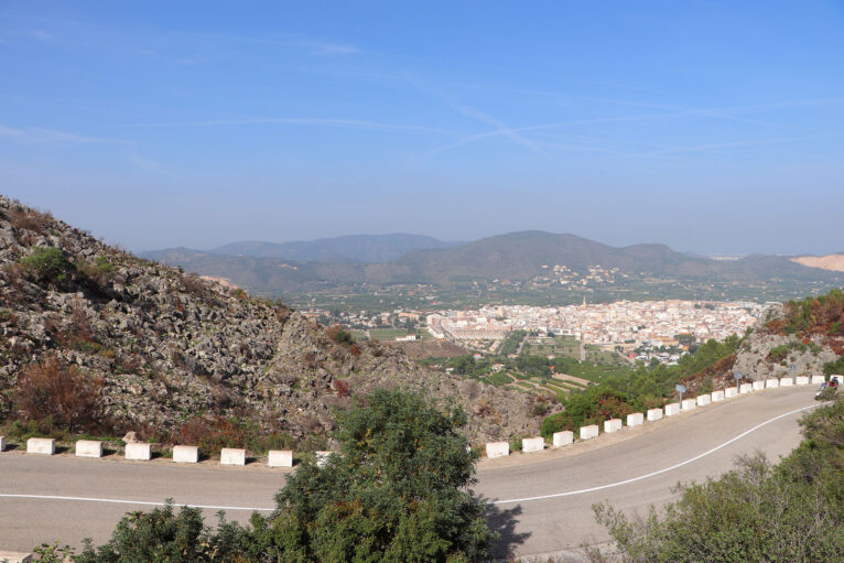 Vista de Pego y paisaje de camino a la Vall d'Ebo dos meses después del incendio