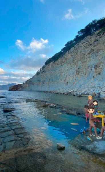 Agua teñida en la Cala de la Llobella | Foto Compromís Benissa