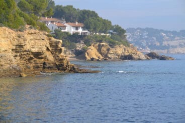 aguas tranquilas en la playa de la fustera de benissa archivo