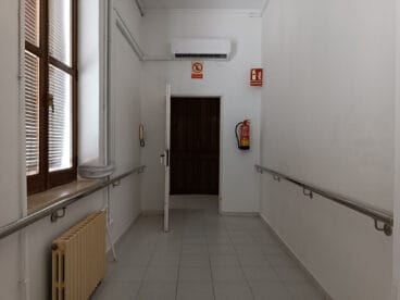 Aire instalado en un pasillo de la residencia de Pego