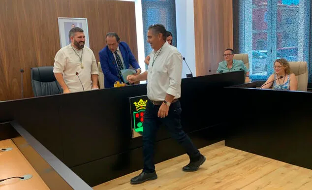 basili salort alcalde del verger y juan chover concejal del pspv del verger durante el pleno de investidura