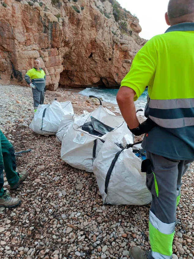 Imagen: Basura en la cala dels Testos de Benitatxell 01