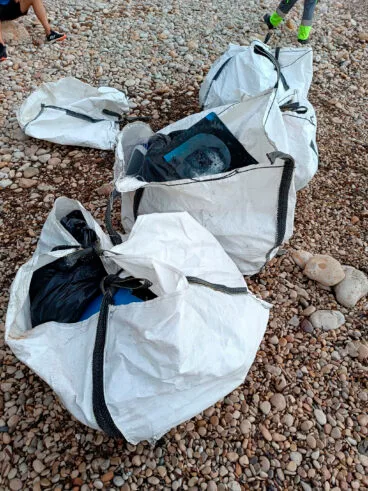 Basura en la cala dels Testos de Benitatxell 02