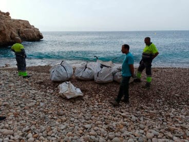 Basura en la cala dels Testos de Benitatxell 04