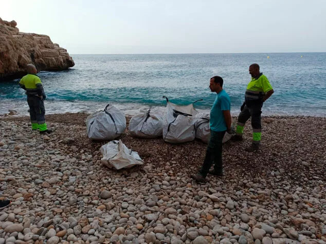 basura en la cala dels testos de benitatxell 04