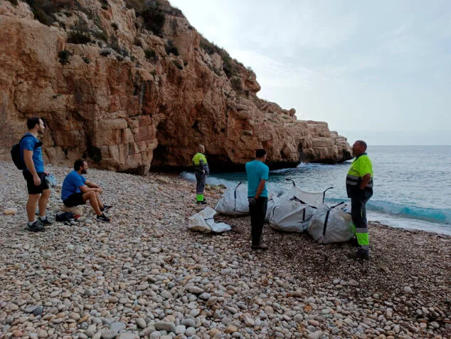 basura en la cala dels testos de benitatxell 05