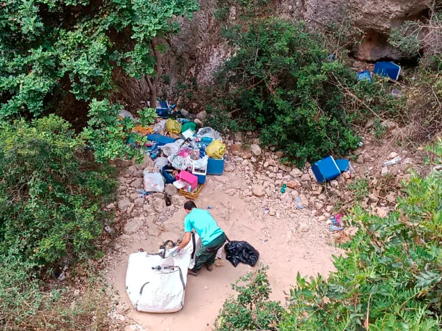basura en la cala dels testos de benitatxell 06