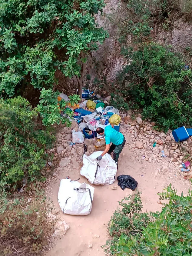 basura en la cala dels testos de benitatxell 08