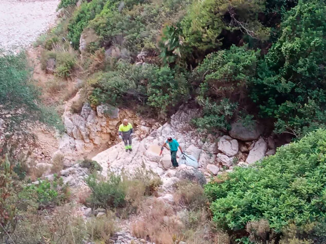 basura en la cala dels testos de benitatxell 09
