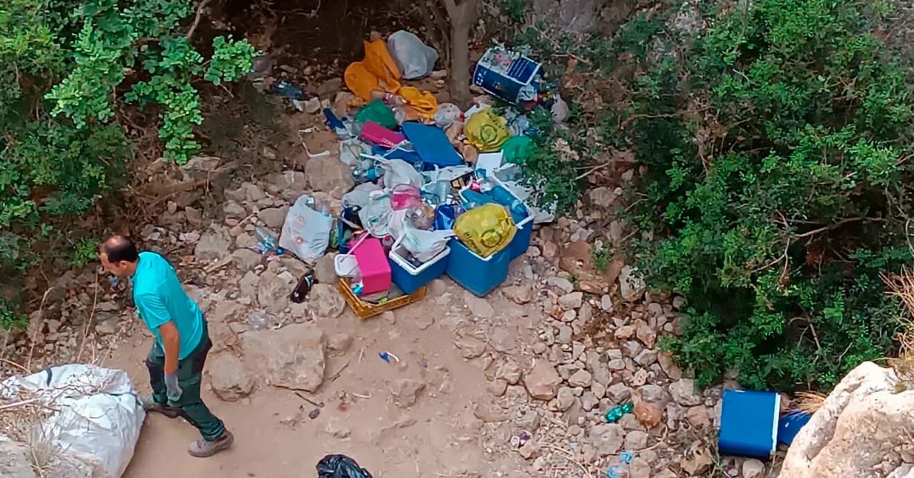 Basura en la cala dels Testos de Benitatxell este verano 2023