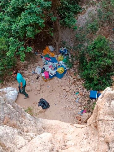 Basura en la cala dels Testos de Benitatxell este verano
