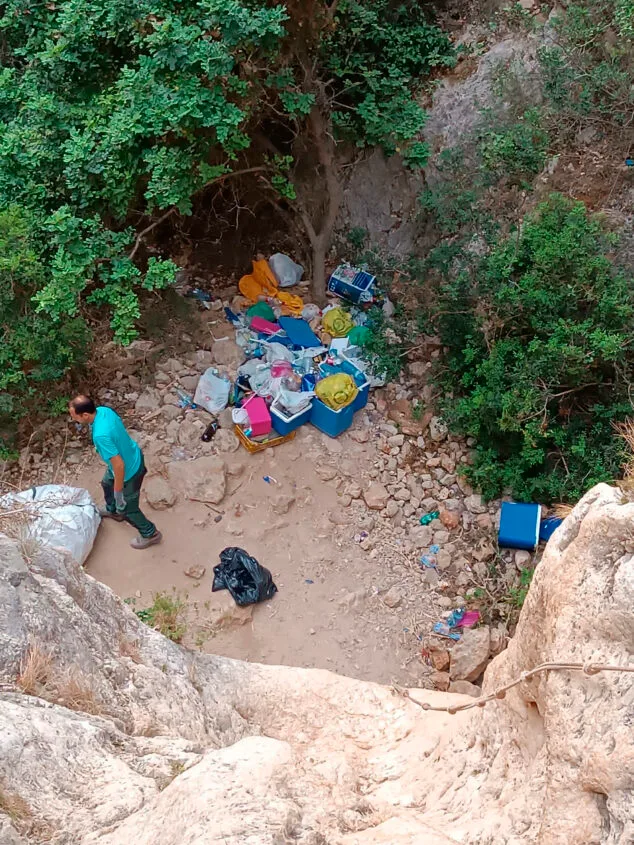 Imagen: Basura en la cala dels Testos de Benitatxell este verano