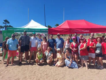 campana de prevencion solar de la aecc en la playa de lestanyo nord de denia