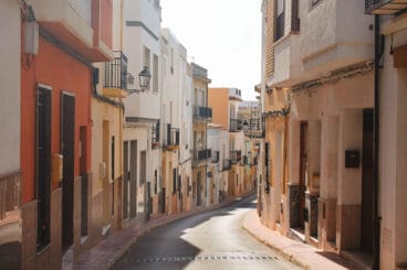 carrer de la mar en el poble nou de benitatxell