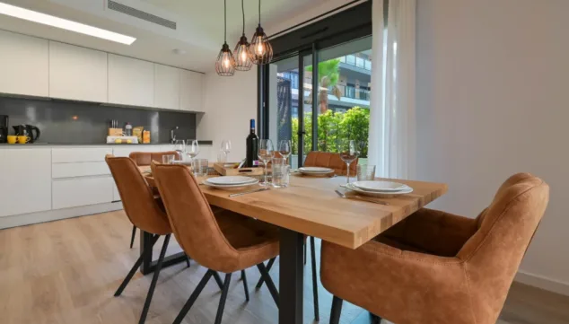 comedor en la gran cocina