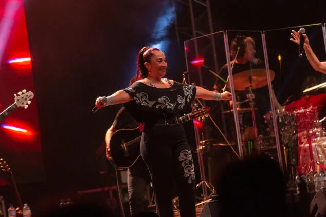 Camela hace vibrar a sus fans en un abarrotado parc de la Creativitat la primera noche del Calpe Pop Festival 34 concierto de camela en calp 11