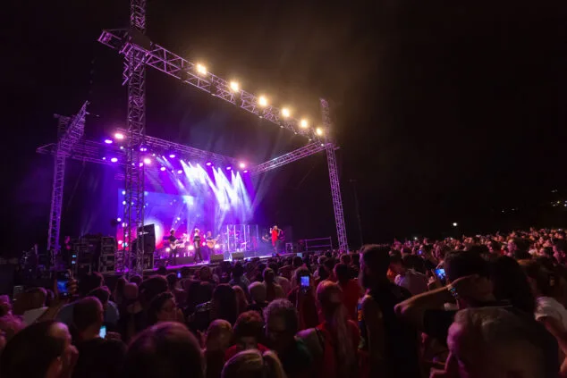 Camela hace vibrar a sus fans en un abarrotado parc de la Creativitat la primera noche del Calpe Pop Festival 28 concierto de camela en calp 17