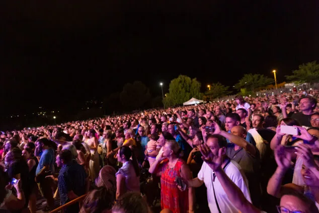 Camela hace vibrar a sus fans en un abarrotado parc de la Creativitat la primera noche del Calpe Pop Festival 27 concierto de camela en calp 18